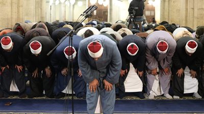 بروايات ابن جماز والسوسي وابن ذكوان.. الجامع الأزهر يقيم التراويح بحضور آلاف المصلين في الليلة السادسة من رمضان