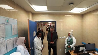 محافظ أسوان يفاجئ العاملين بمركز طب أسرة السيل للاطمئنان على تقديم الخدمات الطبية للمواطنين