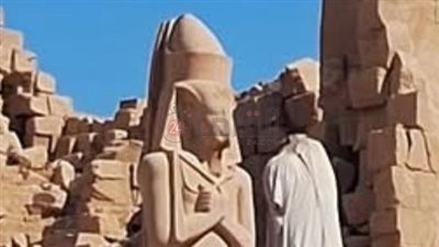 بعد إثارة الجدل.. استمرار أعمال الترميم والصيانة لتمثال الملك رمسيس الثاني بمعابد الكرنك | صور