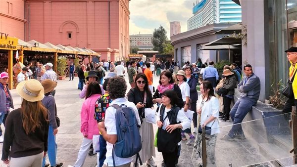 جانب من إقبال السائحين