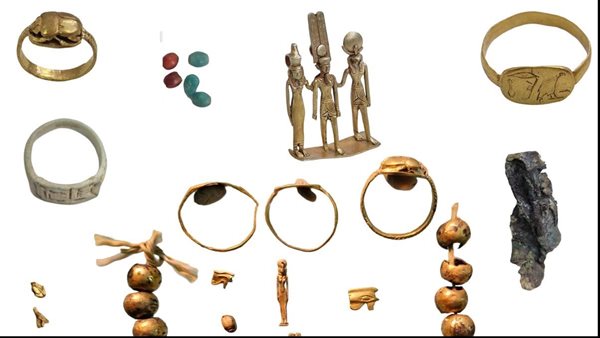 القطع الأثرية 