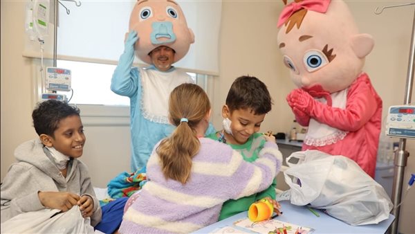 سائحون يدعمون متحدي