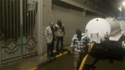 محافظ الجيزة يتابع عمليات شفط مياه الأمطار من الشوارع وانتشار المُعدات لتسهيل الحركة المرورية