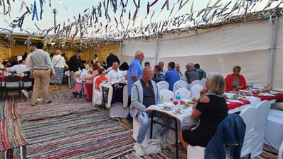 أجانب على مائدة إفطار العاملين بالسياحة في مرسي علم | صور