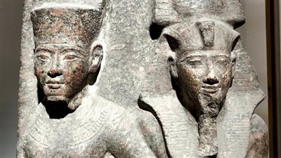 المتحف المصري بالتحرير يعرض تمثالا لـ المعبود أمون وبجواره أحد الملوك