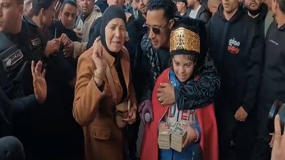 محمد رمضان يهدي طفلًا مصابًا بمتلازمة داون 100 ألف جنيه بمحطة مصر في برنامجه