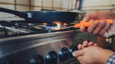 الطهي على موقد الغاز يمكن أن يؤدي إلى تلوث الهواء | دراسة 