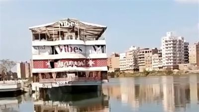 جنوح مركب سياحي بنهر النيل بالدقهلية.. والدفع بمعدات ثقيلة لتعويمه | بث مباشر