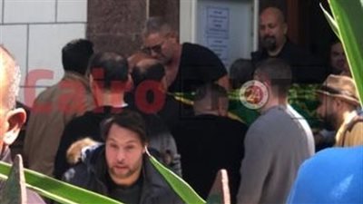 شايل النعش.. تامر هجرس يشيع جثمان والدة زوجته من مسجد مصطفى محمود