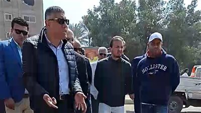 محافظ الجيزة يعنف مواطنًا بسبب مخالفته: أنت عامل الحنفية دي كدا ليه.. الأسفلت دا مصروف عليه ملايين