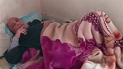 مسن مبتور القدم يستغيث من أبنائه بالسويس: رموني فوق سطح عمارة وعاوزين يخلصوا مني| بث مباشر