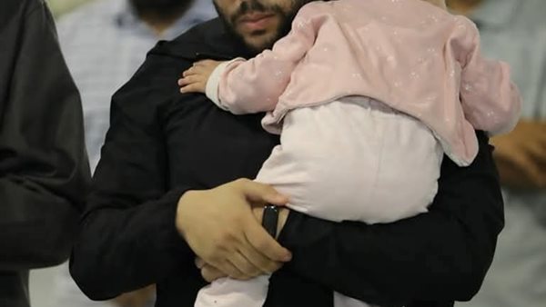 أب يحمل ابنته 