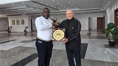 أبو ريدة يلتقي رئيس اتحاد مالاوي ويهديه درع الاتحاد المصري