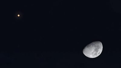 نقطة حمراء.. اقتران جديد للقمر يزين السماء