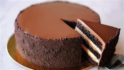 بمقادير بسيطة| طريقة تحضير كيك بصوص الشوكولاتة.. جربيها في شهر رمضان