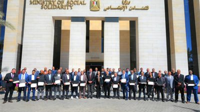 وزيرة التضامن تكرم العاملين بقطاعي السائقين والخدمات المعاونة بالوزارة