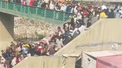 بعد غلق وغرق كوبريين.. زحام وتكدس أعلى كوبري مشاة كفر الدوار بالبحيرة| صور