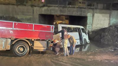 بعد غرق نفق الدائري بالبراجيل.. سكان أوسيم يستغيثون بعد سقوط السيارات في المياه| صور