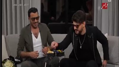 رامز جلال يسخر من محمد رجب في رامز إيلون مصر: عامل فيها آل باتشينو وهو ضايع