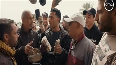 محمد رمضان يهدي عمال بناء بمسجد 200 ألف جنيه: الإيد العاملة تتباس