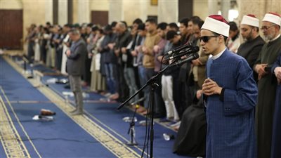 لمس القلوب وخطف الأعين.. مجلس الوزراء يدعم طالب الثانوية صاحب البصيرة إمام الجامع الأزهر بصلاة التراويح