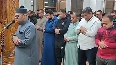 بقلوب خاشعة.. المصلون يؤدون صلاة التراويح بالمساجد في عاشر ليالي رمضان| بث مباشر