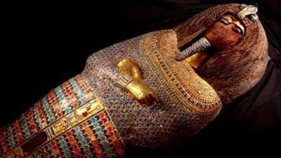 المتحف المصري بالتحرير يعرض غطاء من الذهب لـ تابوت إخناتون| صور