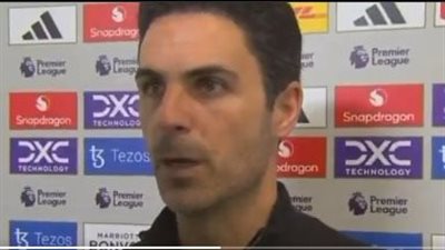 أرتيتا يغادر المكان المخصص لأسئلة الصحفيين عقب مباراة مانشستر يونايتد وأرسنال