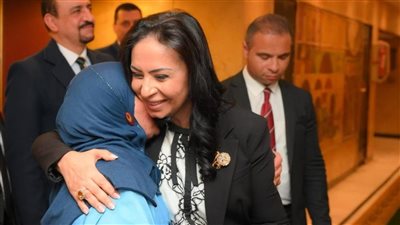 موقف إنساني من وزيرة التضامن مع عاملة بمجلس النواب.. والأخيرة: كفاية عليا إنها جبرت بخاطري| صور