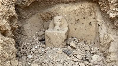 عالم آثار بريطاني يوثق جولته لـ تلال الأقصر خلال زيارة مقبرة سنموت مهندس الدير البحري| صور