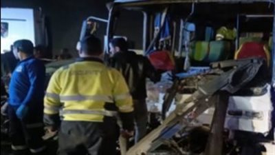 مصرع وإصابة 16 شخصًا إثر حادث تصادم سيارة وأتوبيس بالقرب من كارتة العاصمة الإدارية | بث مباشر 