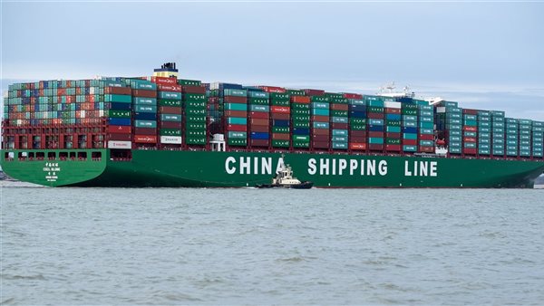 شاحنة بضائع تسي في