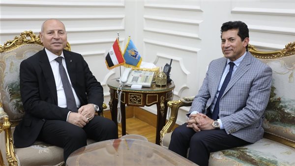  محافظ القاهرة ووزير