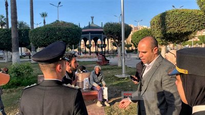  ضمن مبادرة كلنا واحد.. ضباط شرطة بورسعيد يوزعون الإفطار على البسطاء في الشوارع| صور وفيديو