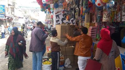 لرفع الإعلانات المخالفة.. تحرير 100 مخالفة إشغال طريق في بني مزار بالمنيا