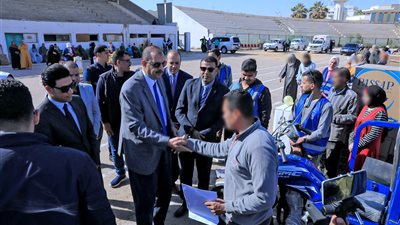 محافظ سوهاج يشهد تسليم 35 مشروع تمكين و10 أجهزة عرائس للفئات الأولى بالرعاية| صور