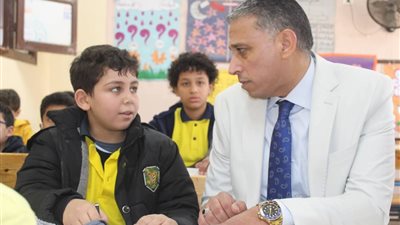 طلبا من الطلاب الحضور متأخرين والتغيب.. إحالة مدير مدرسة ومعلم للتحقيق بالجيزة 