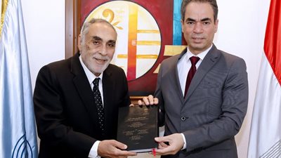 أسرة القارئ المبتهل طه الفشني تسلم الإذاعة 100 تلاوة نادرة لم تذع و10 ساعات من الابتهالات والأدعية النادرة| خاص