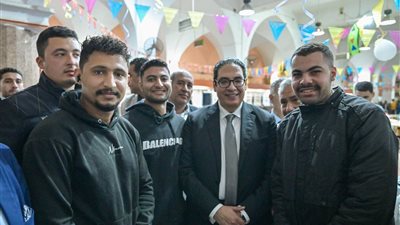  رئيس جامعة القاهرة يشارك طلاب المدينة الجامعية مائدة الإفطار