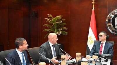 خلال لقائه مع المستثمرين.. حسن الخطيب: ملتزمون بدعم الاستثمارات في الطاقة المتجددة والبنية التحتية الرقمية