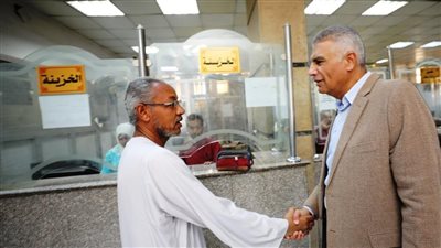 جولة مفاجئة| محافظ أسوان يتابع منظومة العمل بالمركز التكنولوجى.. ويوجه التسهيل على المواطنين