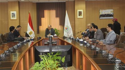 رئيس جامعة المنصورة يتابع خطة التحول الرقمي بمستشفيات الجامعة