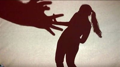 لسه بيأذي بنات كتير| فتاة تتهم قسيسًا بالتحرش بها في طفولتها.. وتتلقى شهادات من فتيات أخريات