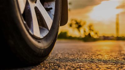 3 نصائح للحفاظ على إطارات سيارتك وعلامات تلفها