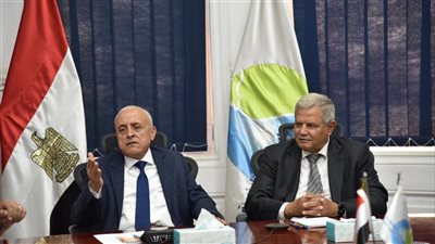 محافظ الأقصر ورئيس القابضة لمياه الشرب يناقشان تنفيذ خطوط طرد بديلة لتحسين خدمات الصرف الصحي