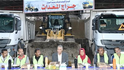 محافظ أسوان يشارك عمال وسائقي النظافة إفطار شهر رمضان