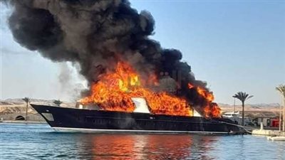 دون وقوع إصابات.. حريق يلتهم لانشًا سياحيًا بمرسى علم جنوب البحر الأحمر