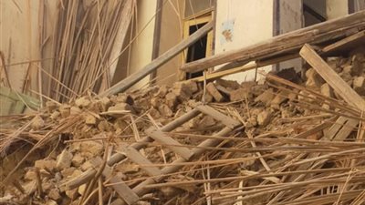 العناية الإلهية أنقذت المارة│ انهيار منزل مهجور بقنا.. وأحد الجيران: تم تجاهل استغاثات صاحبه لإزالته