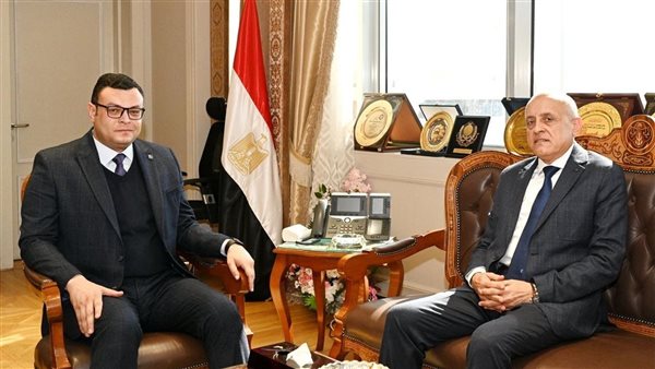 محافظ الأقصر ووزير