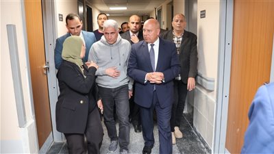 للاطمئنان على حالتهم الصحية.. كامل الوزير يزور مصابي حادث اصطدام قطار بميني باص بالإسماعيلية